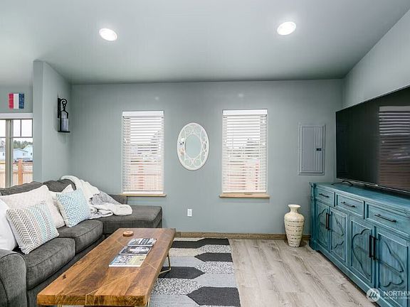4th image of 106 Sid Snyder Drive E