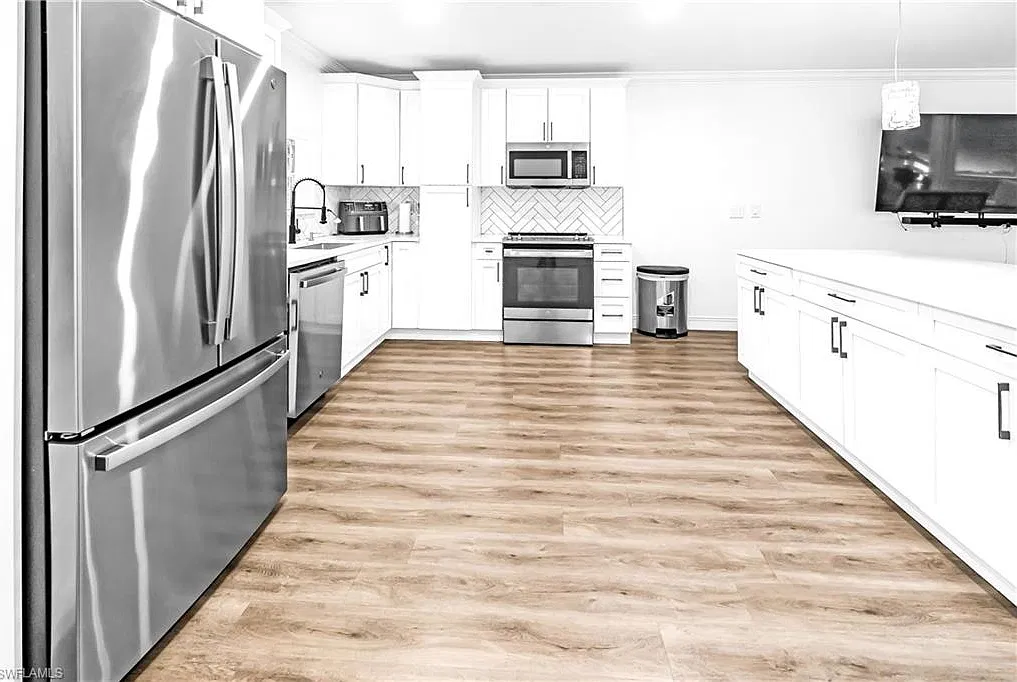 6 bed, 4.0 bath, 3783 sqft, $9,500 — Photo 3
