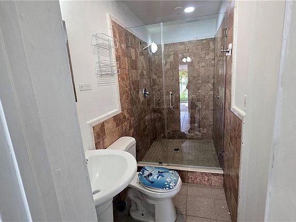 5th image of 10 E Jersey RD