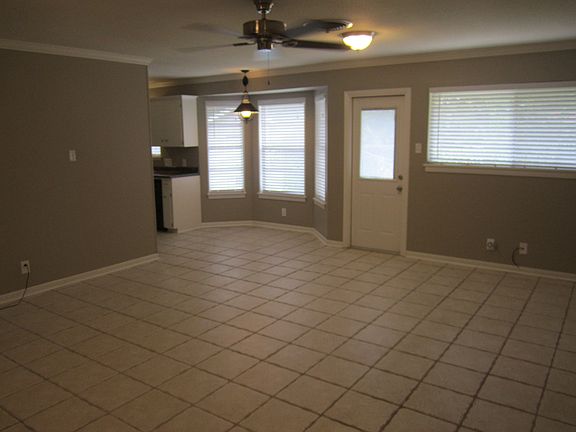 4th image of 302 Oak Park Dr