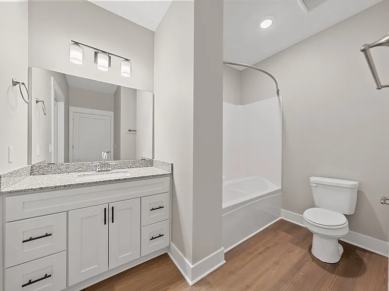 Mount Victor Olde Towne Luxury Apartments — Photo 79