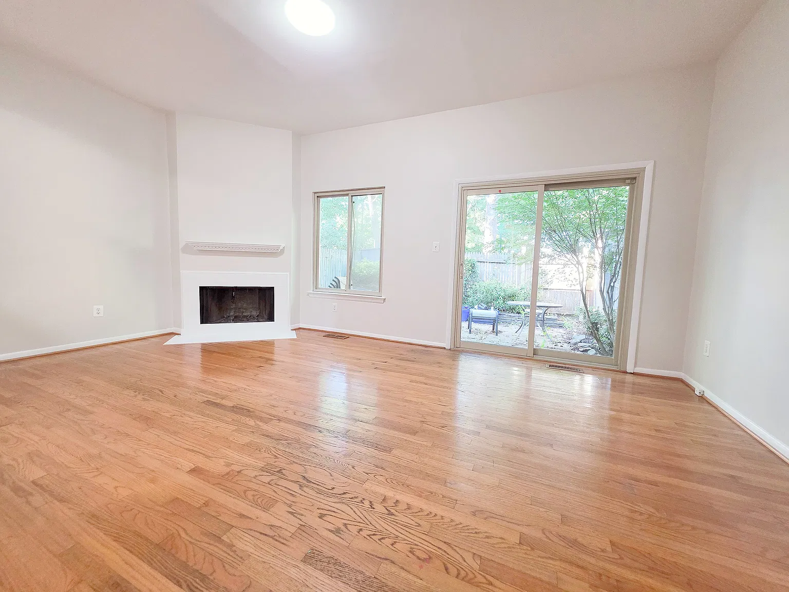 3 bed, 3.5 bath, 1980 sqft, $3,500 — Photo 2