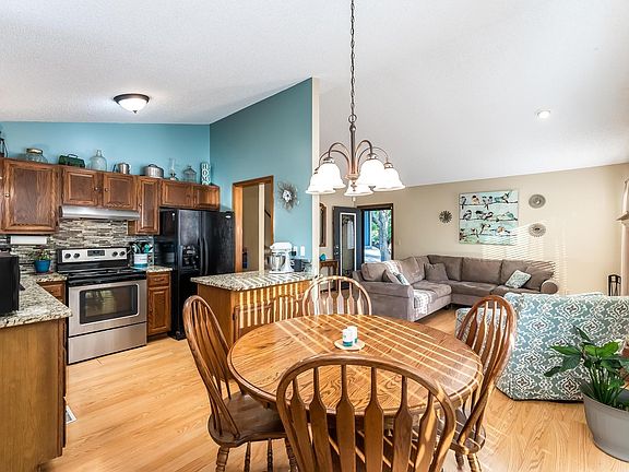 3rd image of 407 E Pecan Ln