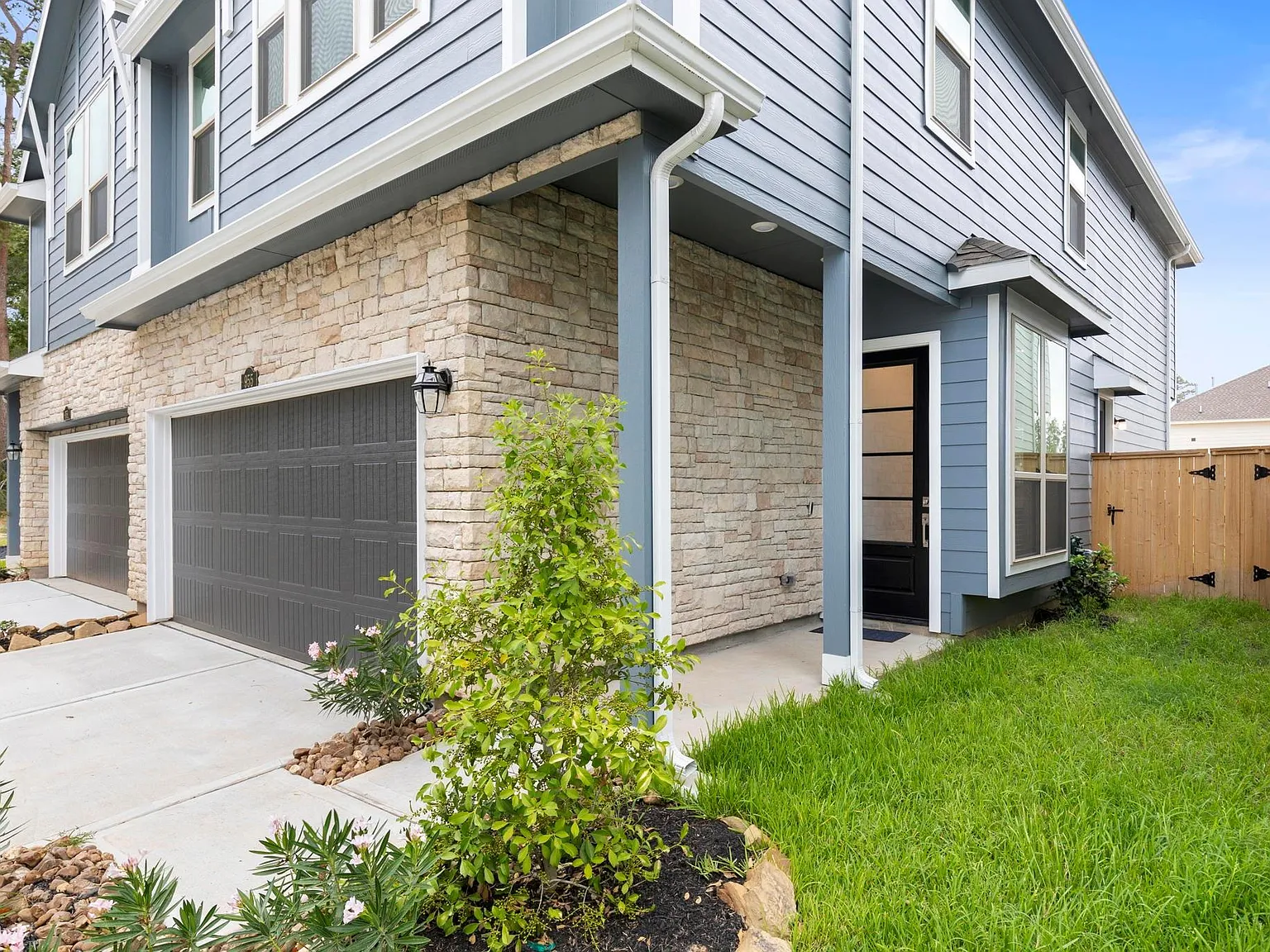 3 bed, 2.5 bath, 1849 sqft, $2,300 — Photo 3