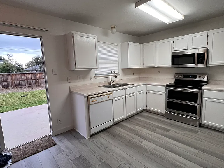 Breakfast Nook/Kitchen Area
