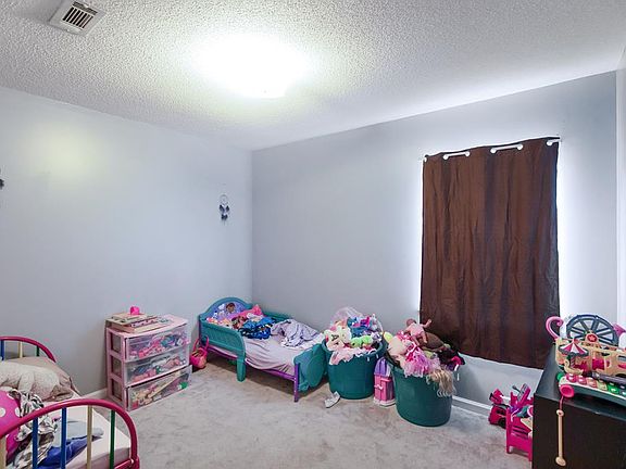 4th image of 229 Dahlia Dr