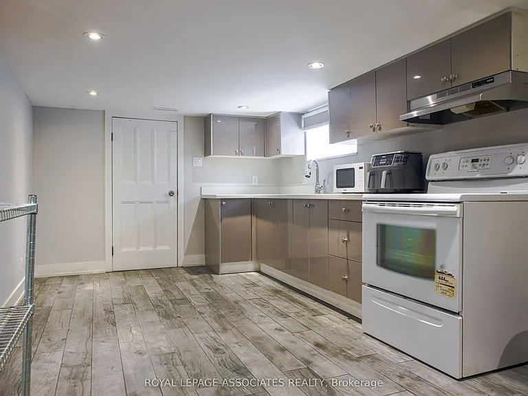 330 Athol St E — Photo 5