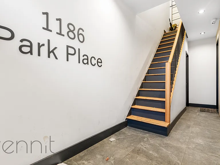 1186 Park Pl #A — Photo 4