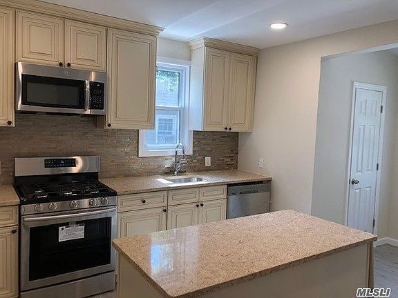 3rd image of 167 E Greenwich Ave #167