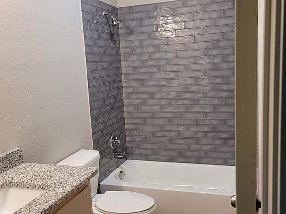 4th image of 409 E Witt St