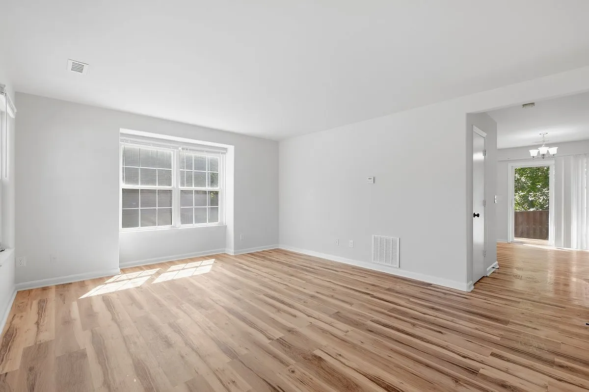 3 bed, 1247 sqft, $2,100 — Photo 4