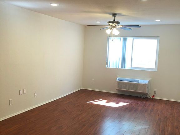 4th image of 538 S Manhattan Pl APT 215