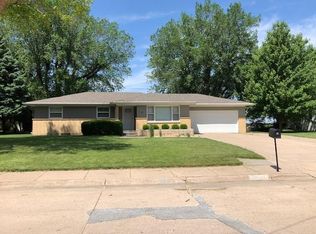 1221 Westridge Dr, Hastings, NE 68901