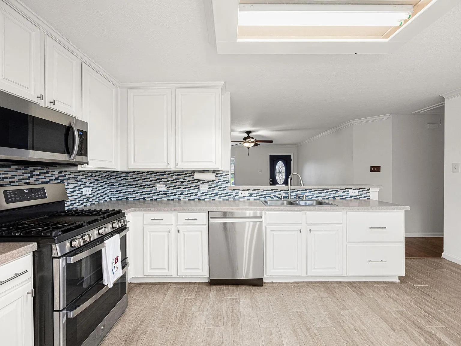 3 bed, 2.0 bath, 1356 sqft, $2,100 — Photo 4