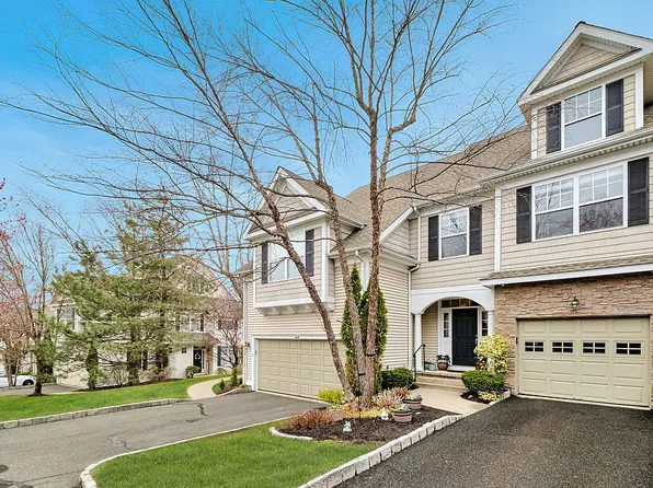 44 Woodcrest Ln, Danbury, CT 06810