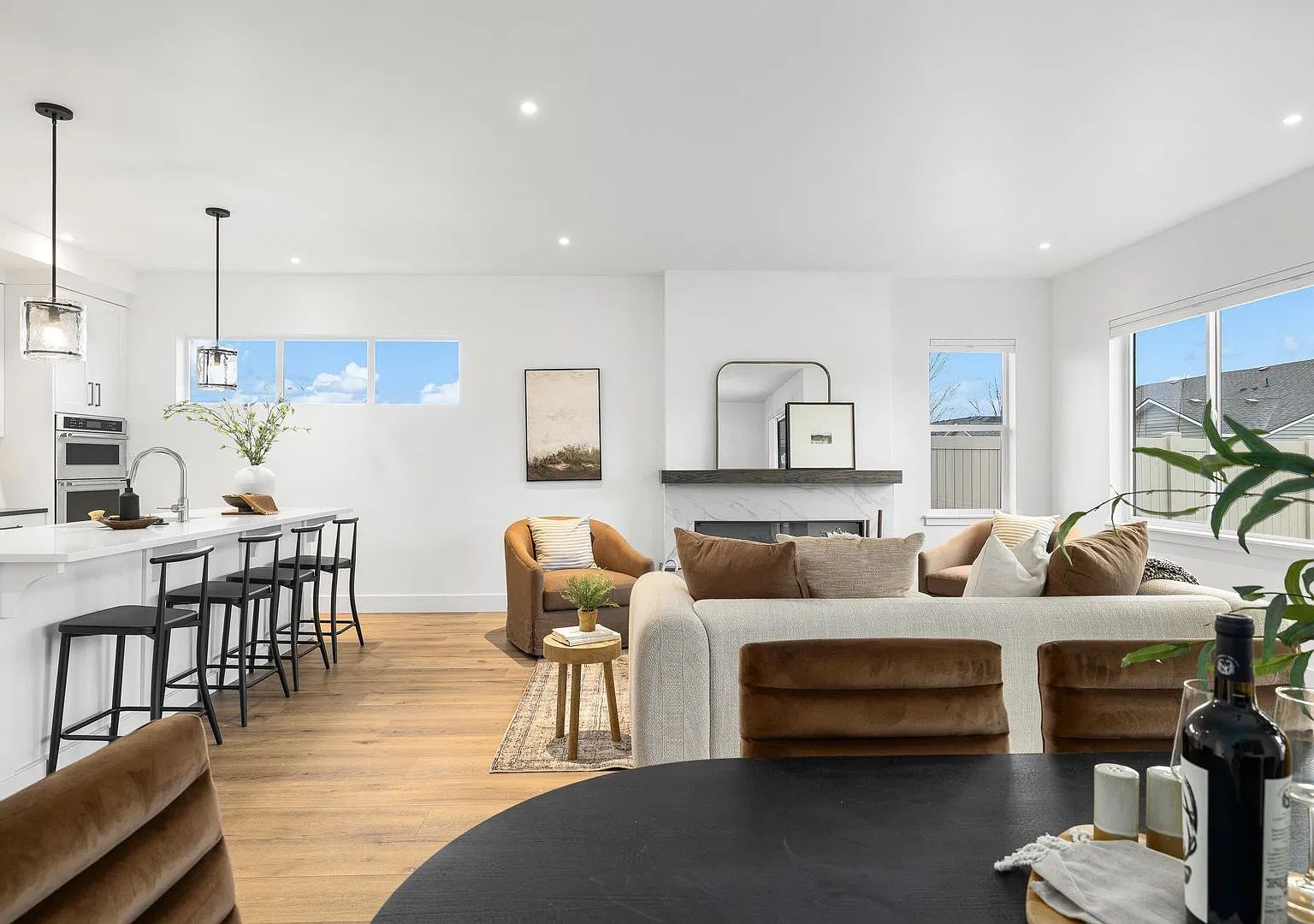 Brand New Luxury Duplex-Top of the line finishes & walking distance to The Village. — Photo 3