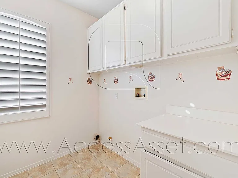 1358 Baldwin St — Photo 15