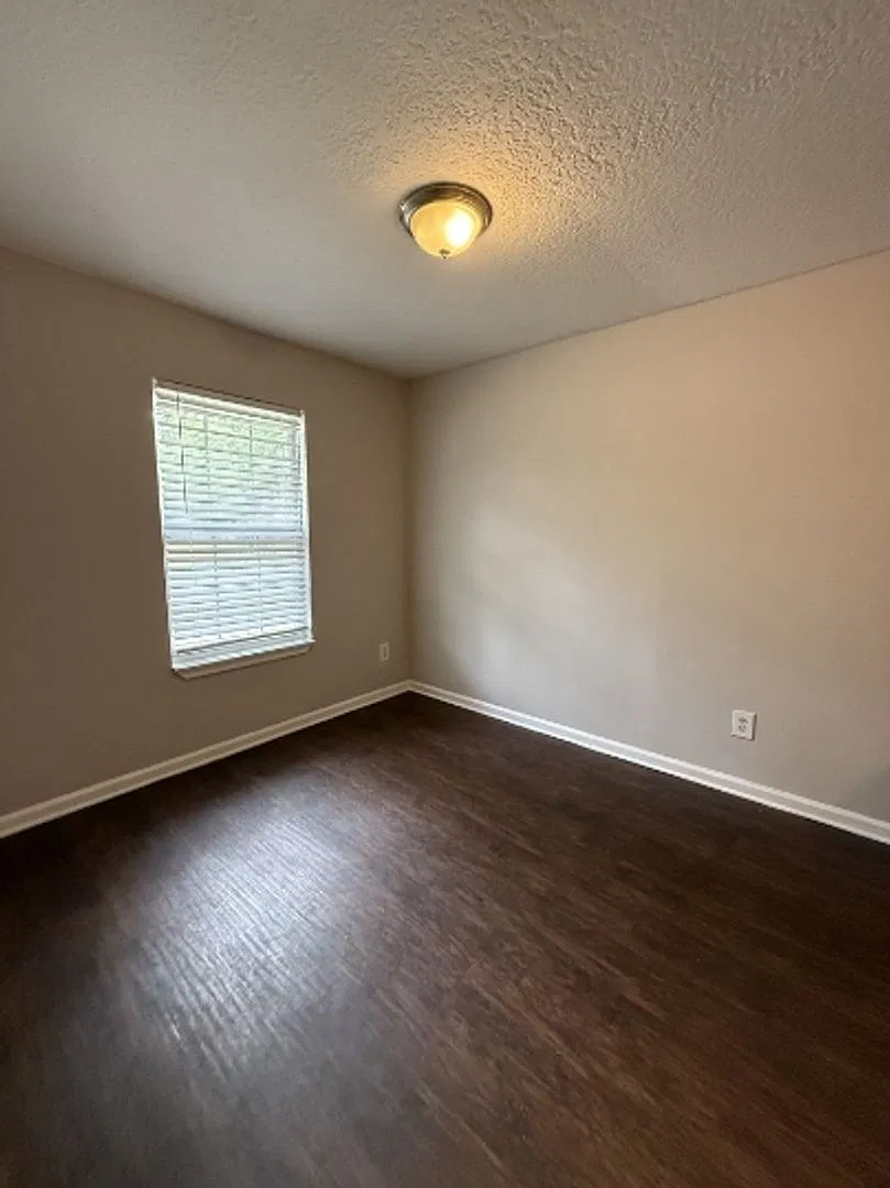 Beautiful 3 Bedroom 2 Bath House with New Kitchen — Photo 4