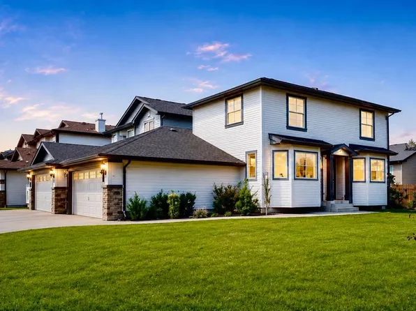 16 E Canoe Close SW, Airdrie, AB T4B 2N3