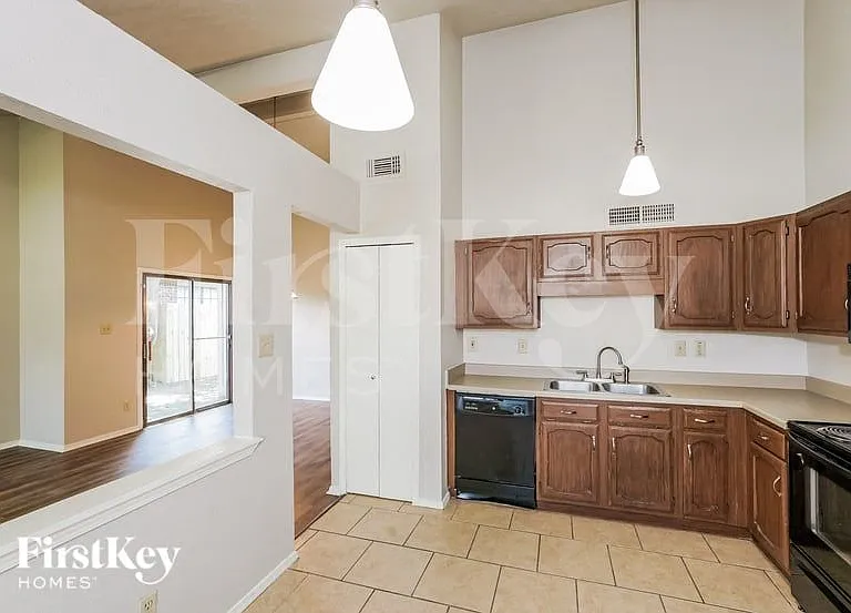 2404 Busch Dr — Photo 8