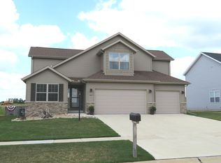 1612 Hunters Ridge Ct, Mahomet, IL 61853