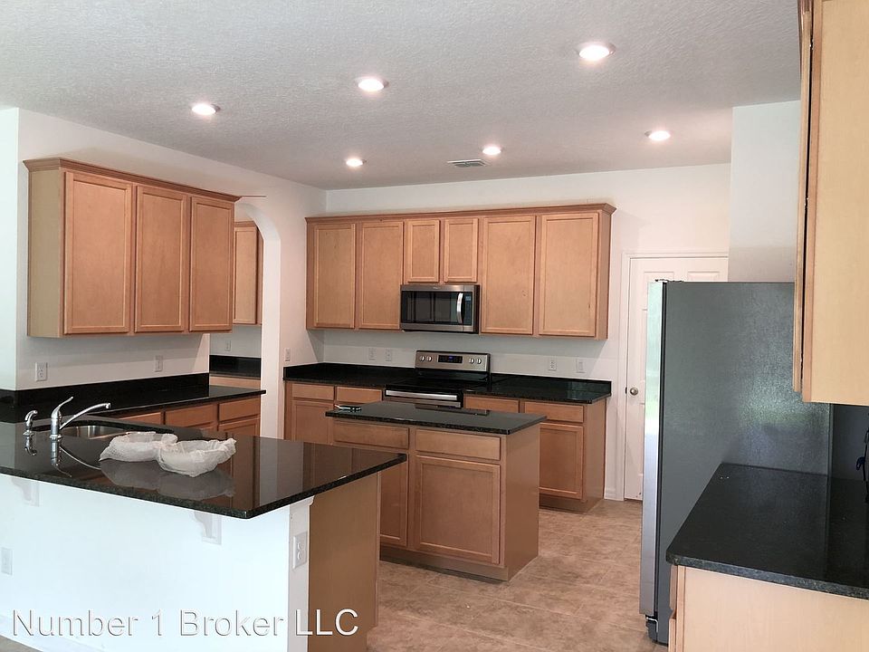 1st image of 1719 Fullers Oak Loop
