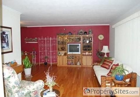 3rd image of 611 Parkside Dr