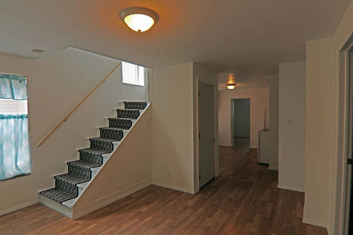 6 bed, 2.5 bath, 2400 sqft, $4,000 — Photo 4