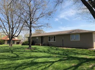 1422 E 902nd Rd, Lawrence, KS 66049