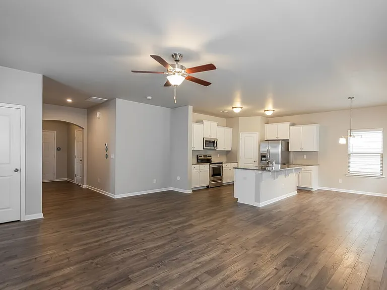 208 Neal Dr — Photo 4