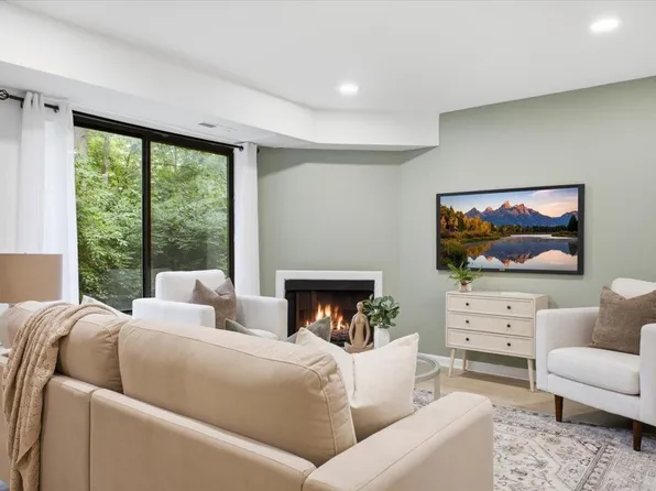 300 Briarcrest Dr Unit 140, Ann Arbor, MI 48104