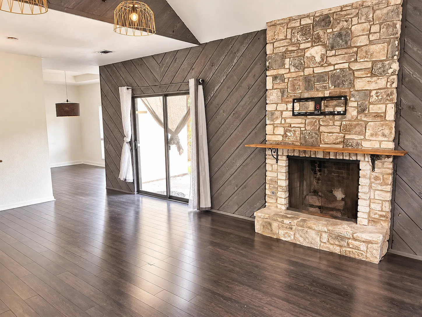 3 bed, 2.5 bath, 2096 sqft, $1,995 — Photo 4