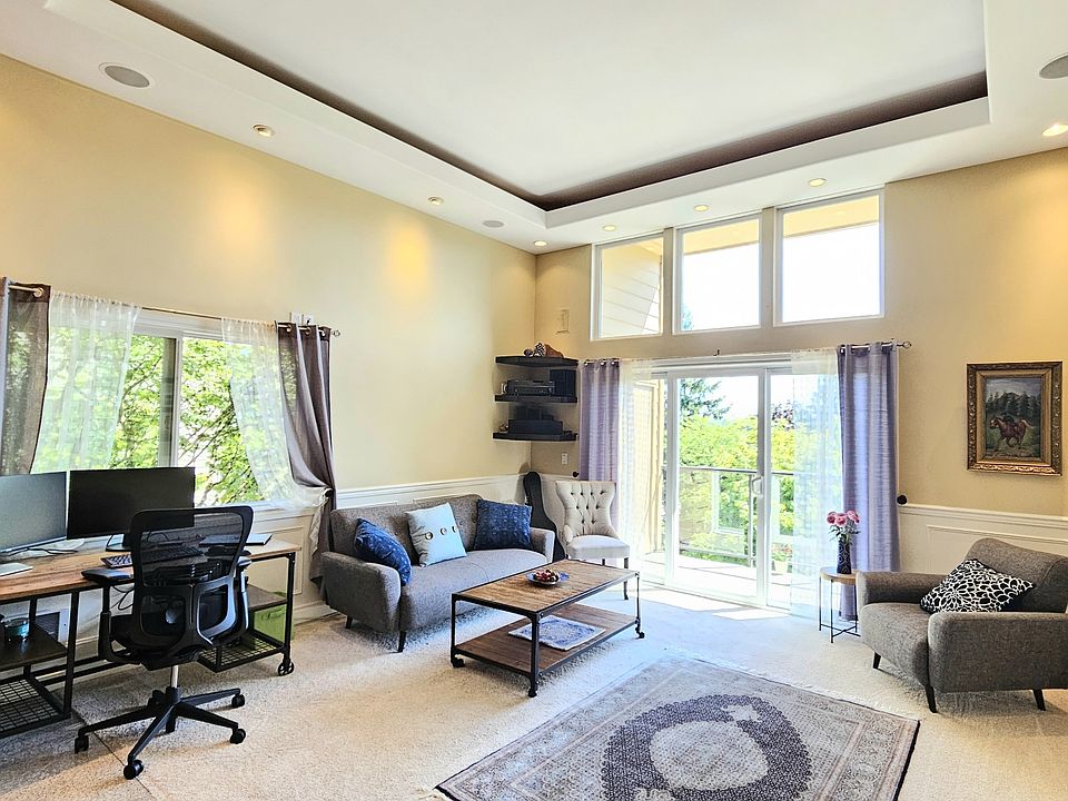 Light and bright living room with high ceilings.