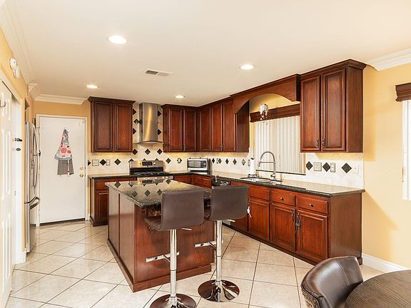 5th image of 517 Camden Ct