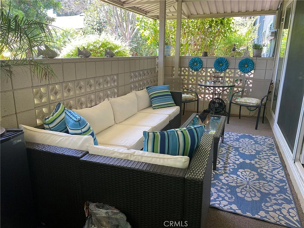2 bed, 1040 sqft, $2,700 — Photo 2