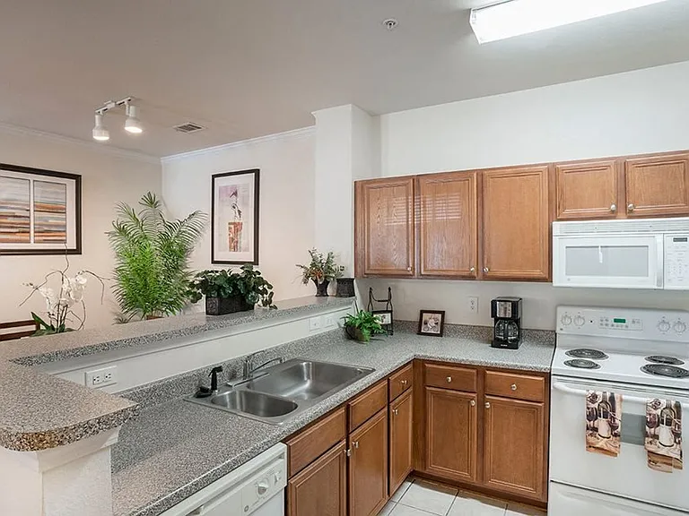 Greenbrier Estates Apartments — Photo 13