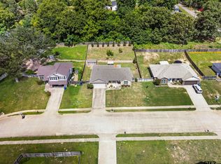 409 Mission Crest Cir, Lindale, TX 75771