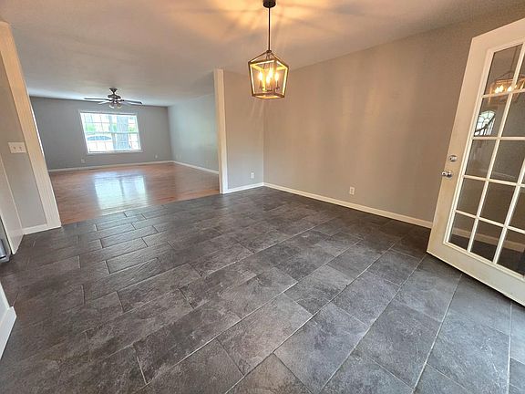 4th image of 982 Emily Ln