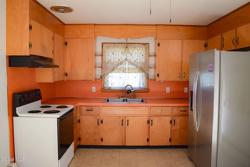 3rd image of 468 Elm Avenue
