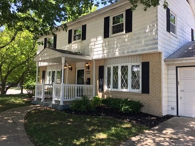 462 Southampton Dr photo 1