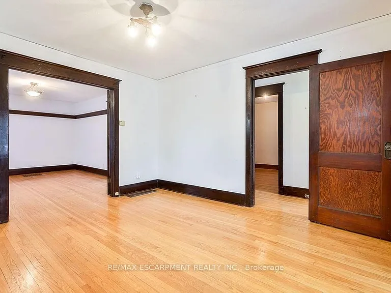 311 Queen St S — Photo 15