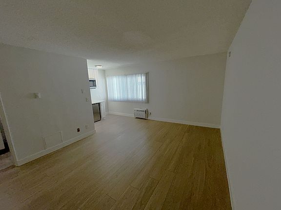 5th image of 225 S Mariposa Ave