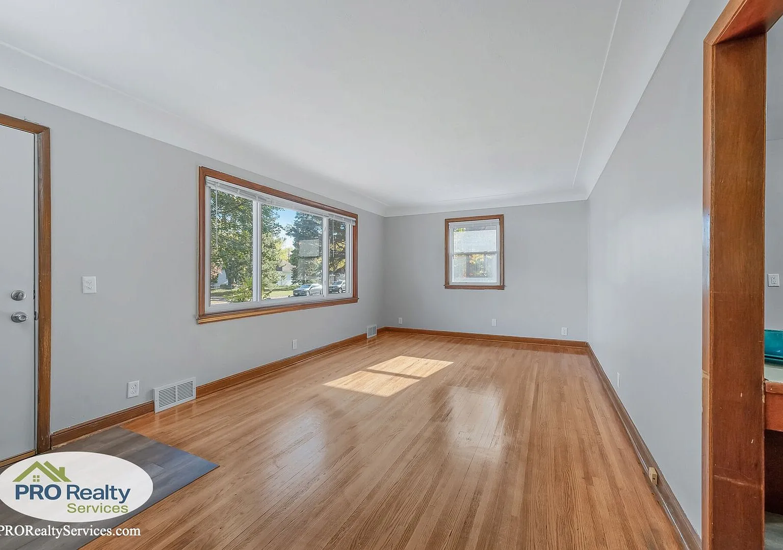 3 Bedroom Home in Bloomington — Photo 2
