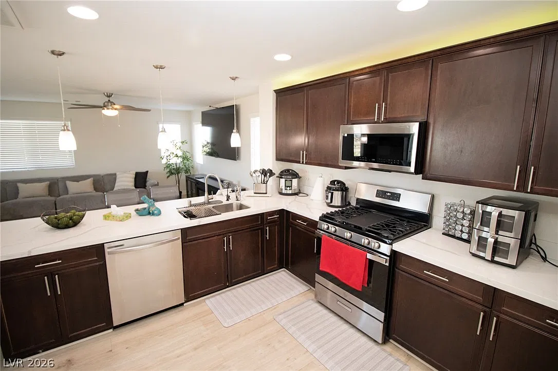 4 bed, 2.5 bath, 2003 sqft, $3,080 — Photo 4
