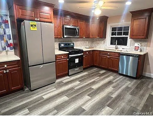 1050 Sullivan St — Photo 2