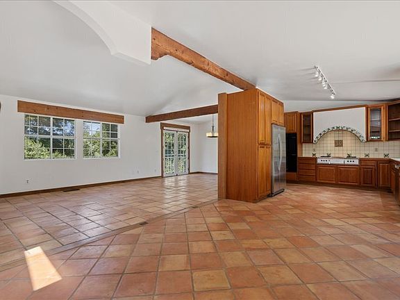 5th image of 930 Valley View Dr