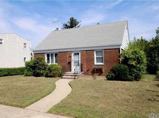 805 Planders Ave, Uniondale, NY 11553