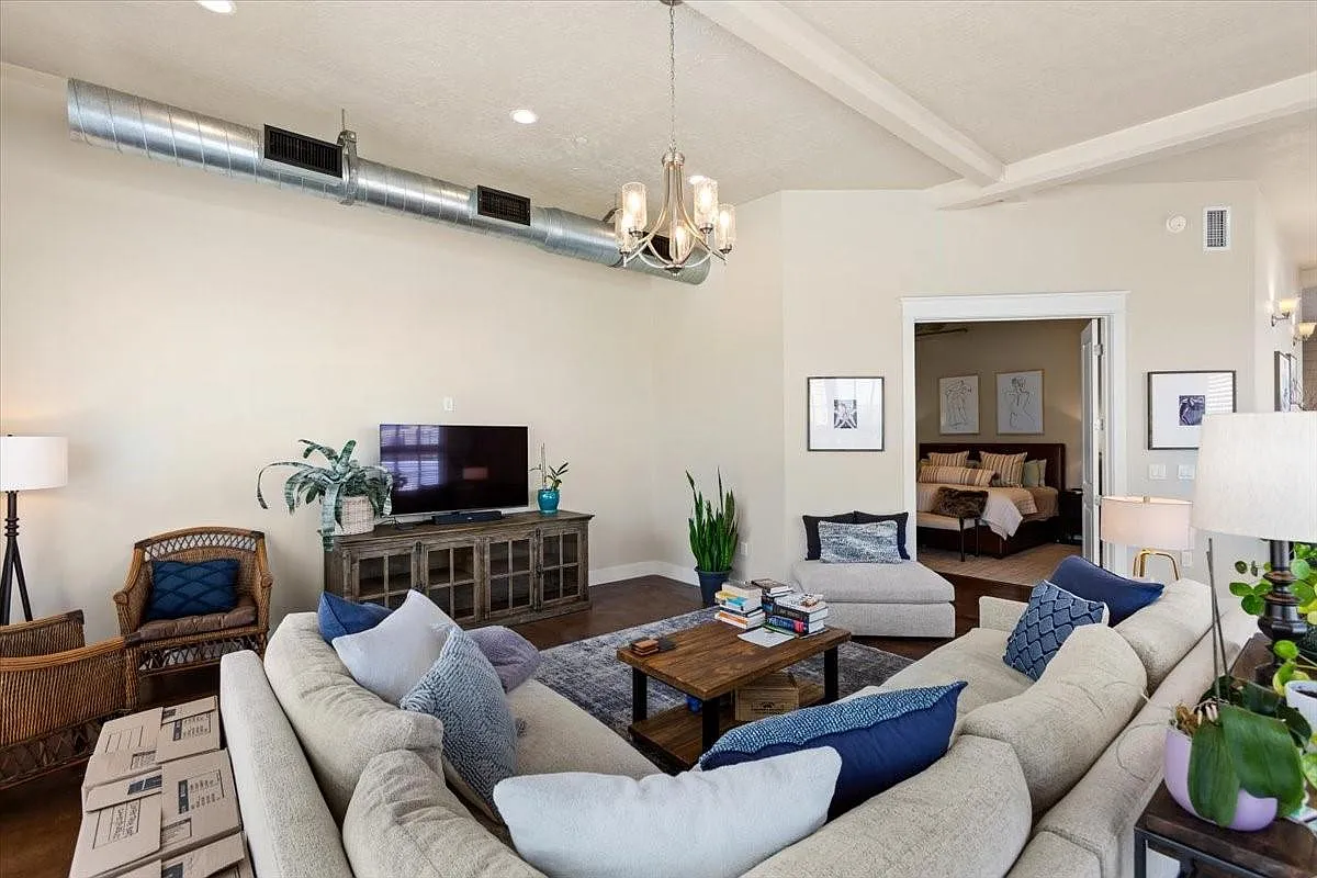 2 bed, 2350 sqft, $2,875 — Photo 2