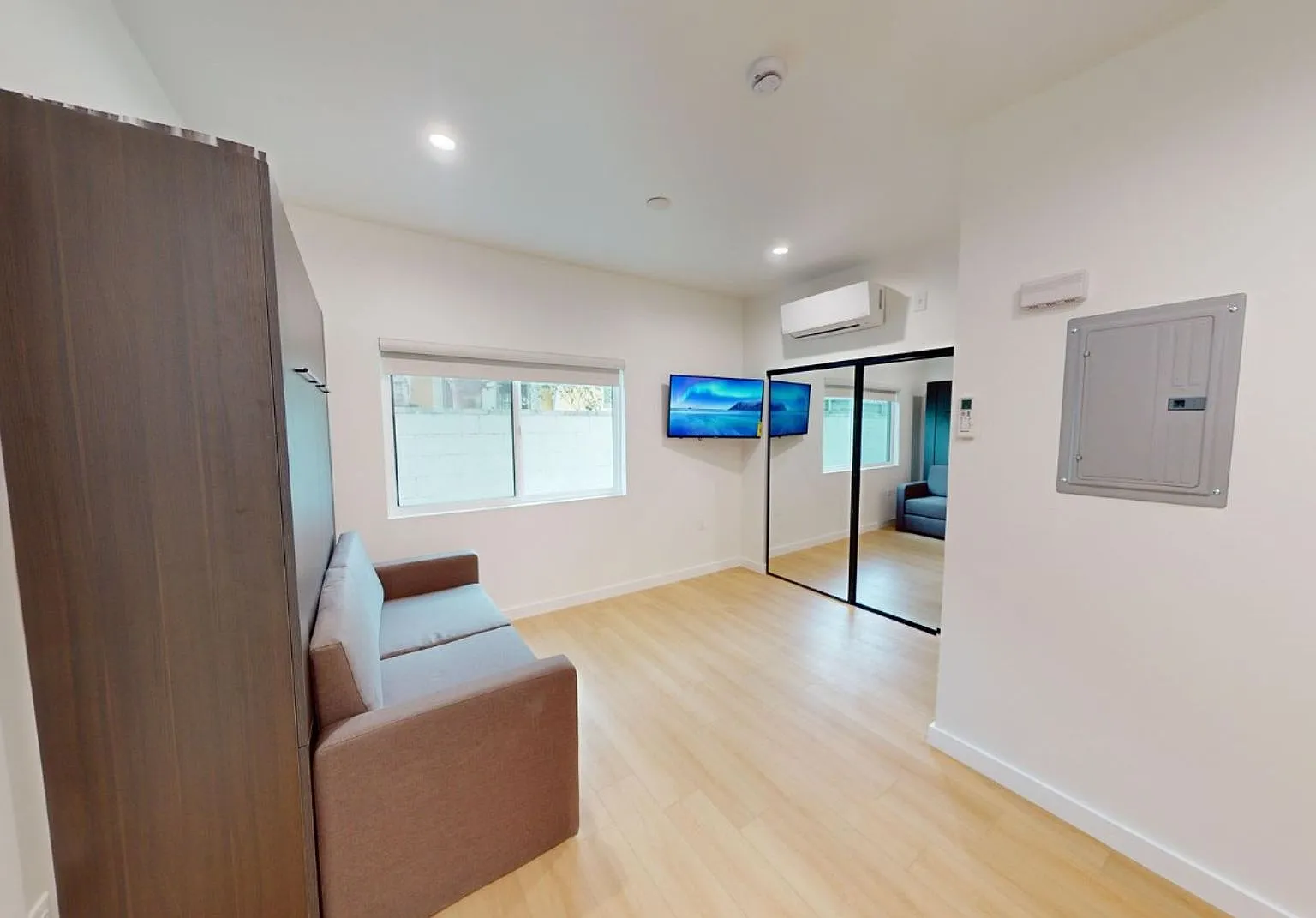 5804 Woodman — Photo 4