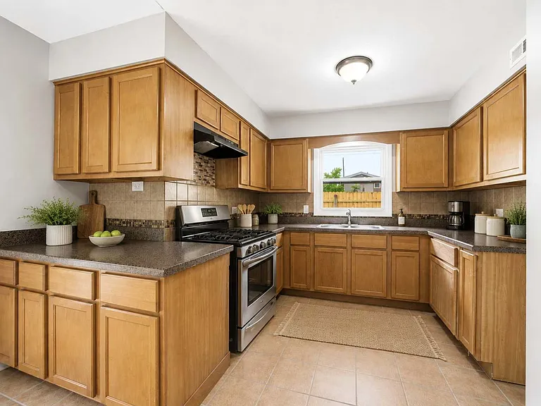 531 Wallace St — Photo 7